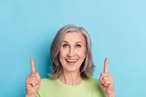 Photo de joyeuse belle vieille femme heureuse regarder les doigts vide espace bonne humeur isolé sur fond de couleur bleue — Photo