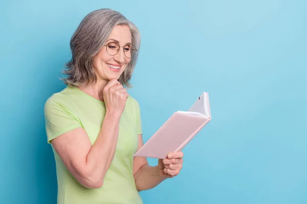 Zdjęcie uroczy stary inteligentny kobieta wygląd książki myśleć nosić okulary uśmiech odizolowany na pastelowym tle niebieski kolor — Zdjęcie stockowe