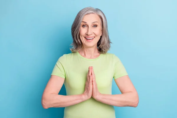 Foto de alegre mulher velha feliz segurar as mãos presente espantado presente isolado no fundo de cor azul pastel — Fotografia de Stock