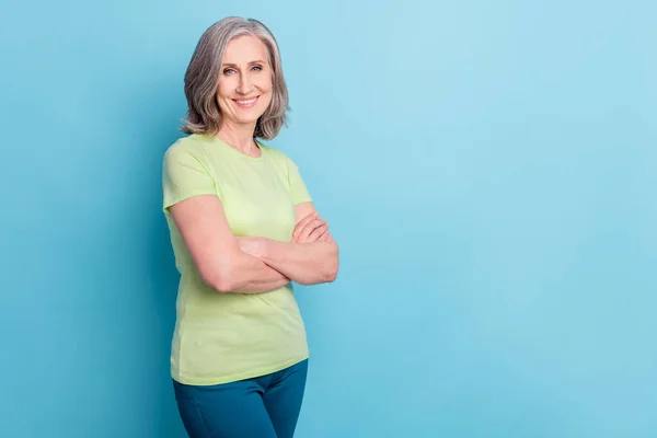 Photo of attractive confident charming old woman hold arms crossed good mood isolated on blue color background — Stockfoto