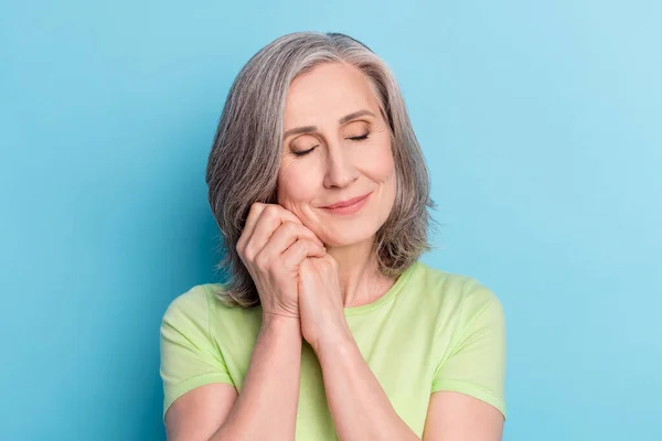 Foto de sonhador sonolento velha mulher calma fechado olhos bom humor isolado no fundo cor azul pastel — Fotografia de Stock