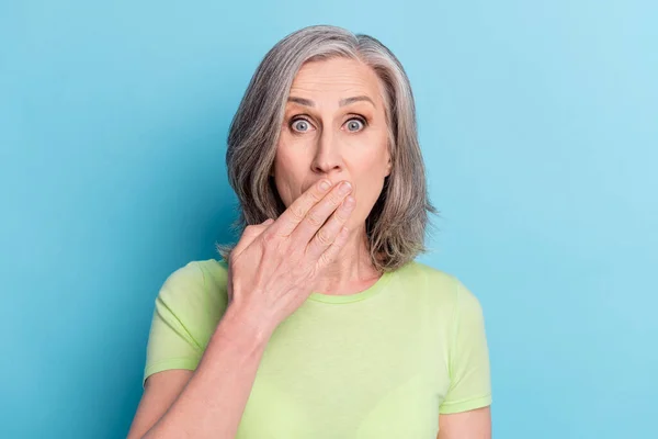 Foto de mulher velha infeliz estressada segurar traça tampa da mão dizer segredo isolado no fundo de cor azul pastel — Fotografia de Stock