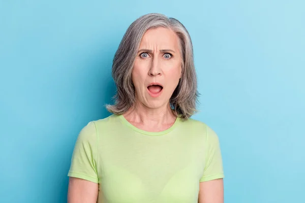 Foto de infeliz chocado espantado reação velha mulher falso notícias isoladas no fundo cor azul pastel — Fotografia de Stock
