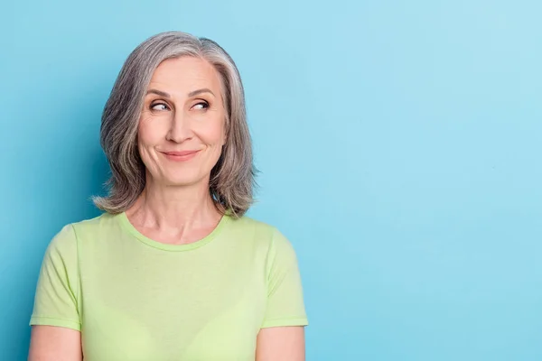 Foto de sonhador velha mulher positiva olhar espaço vazio bom humor imaginar isolado no fundo de cor azul — Fotografia de Stock