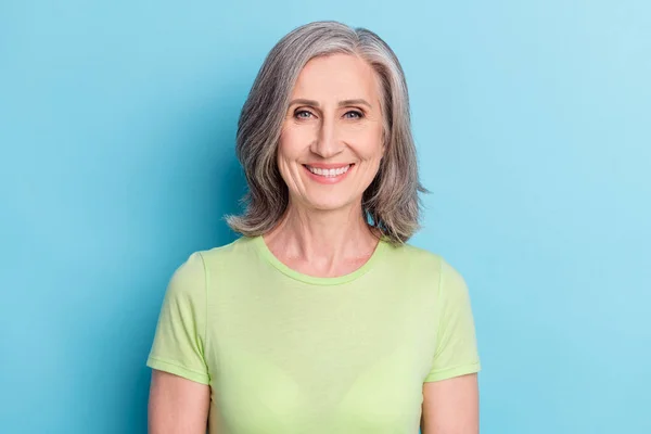 Foto de encantadora alegre anciana de buen humor sonrisa atractiva dama aislada sobre fondo de color azul pastel — Foto de Stock