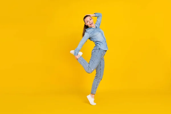 Ganzkörpergröße Foto junge hübsche Mädchen entspannen auf der Party lachen isoliert helle gelbe Farbe Hintergrund — Stockfoto