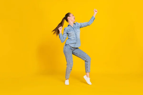 Lunghezza completa foto di funky adorabile giovane signora vestito jeans camicia danza sorridente isolato colore giallo sfondo — Foto Stock