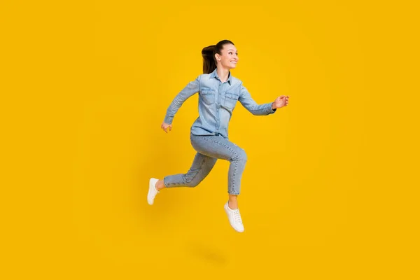 원문 기사보기 미국의 매력적 인 젊고 아름다운 여성의 사진 이 컬러 배경 위에 고립된 빈 공간 위로 점프하고 있다 — 스톡 사진