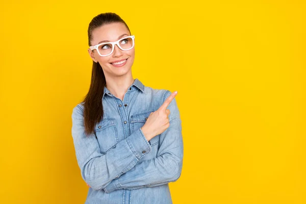 Foto ritratto donna indossando occhiali che mostrano spazio vuoto isolato vivido colore giallo sfondo — Foto Stock