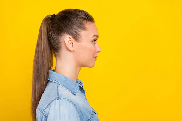 Fotografie sladké okouzlující mladá žena nosit džínové košile s úsměvem vypadající prázdný prostor izolované žluté barvy pozadí — Stock fotografie