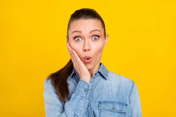 Foto von süßen schockiert junge Dame gekleidet Jeans Hemd Arm Wange isoliert gelbe Farbe Hintergrund — Stockfoto