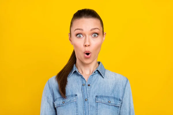 Photo portrait woman amazed staring opened mouth in casual clothes isolated bright yellow color background — Stockfoto