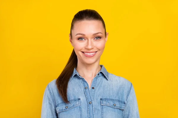 Kuva muotokuva nainen iloinen hymyillen rento vaatteita eristetty kirkkaan keltainen väri tausta — kuvapankkivalokuva