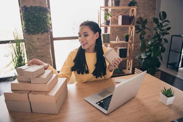 Foto av säker positiv ung dam bära gul pullover arbetar modern enhet håller lådor inomhus rum hem — Stockfoto