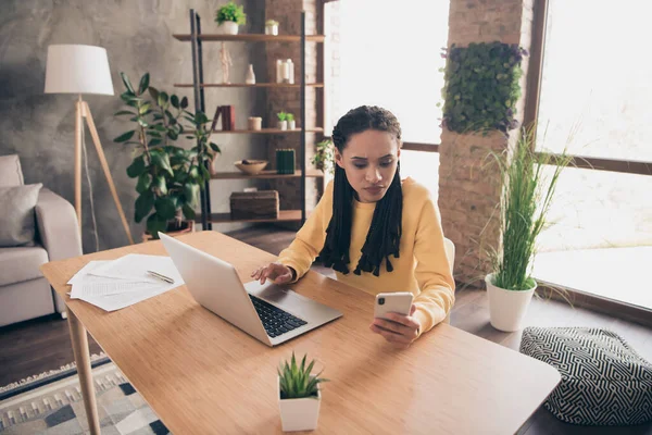 Foto van zoete drukke jonge dame dragen gele trui chatten moderne apparaat binnen kamer huis — Stockfoto