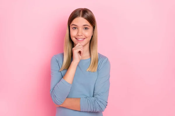 Foto van de jeugd vrij vrolijke dame hand aanraken kin doordachte slim geïsoleerd over roze kleur achtergrond — Stockfoto