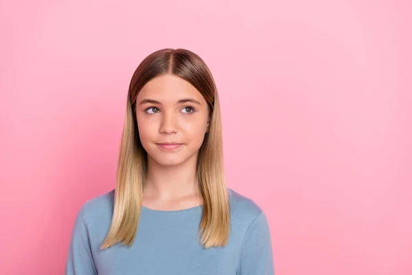 Foto de la joven dama encantadora se preguntaba mira espacio vacío mente pensar aislado sobre fondo de color rosa —  Fotos de Stock