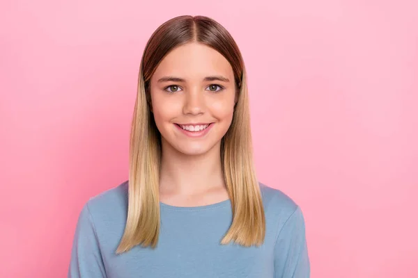 Foto de jovem menina bonita alegre bom humor inteligente desgaste casual camisa isolada sobre cor rosa fundo — Fotografia de Stock