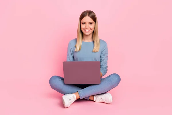Pełne ciało zdjęcie młodej dziewczyny korzystać laptop siedzieć podłogi lekcje typu izolowane na różowy kolor tła — Zdjęcie stockowe