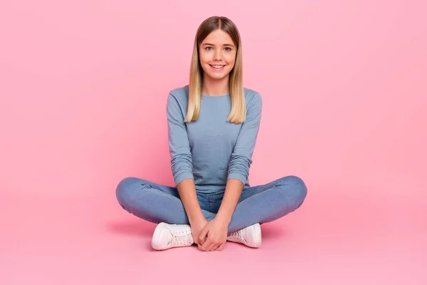Full size foto van jonge vrolijke dame goed humeur genieten van vrije tijd comfort geïsoleerd over roze kleur achtergrond — Stockfoto