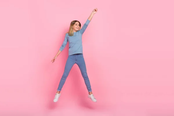 Full size foto di giovane adolescente bella ragazza buon umore maglione cercare di catturare ombrello isolato su sfondo di colore rosa — Foto Stock