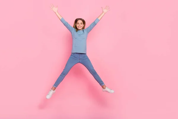 Largura completa de la foto de la joven excitada encantadora chica divertirse saltar viaje aislado sobre fondo de color rosa —  Fotos de Stock