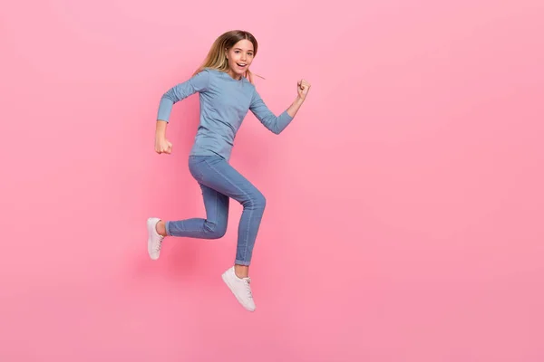 Pełna sylwetka profil boczny zdjęcie młodości pani biegacz energetyczna prędkość pęd ruch skok odizolowany na różowym tle kolor — Zdjęcie stockowe