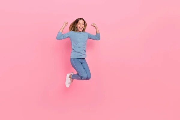 Full length foto di giovane ragazza eccitata celebrare il successo pugni mani trionfo salto isolato su sfondo di colore rosa — Foto Stock