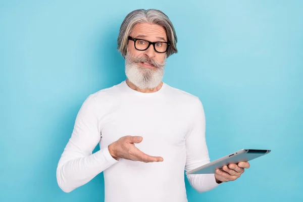 Retrato de atraente intelectual hábil homem de cabelos grisalhos usando gadget nova informação isolada sobre fundo de cor azul brilhante — Fotografia de Stock
