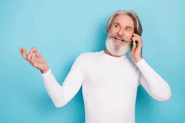 Çekici gri saçlı adamın portresi telefon hizmetinde konuşan parlak mavi arka planda izole edilmiş. — Stok fotoğraf