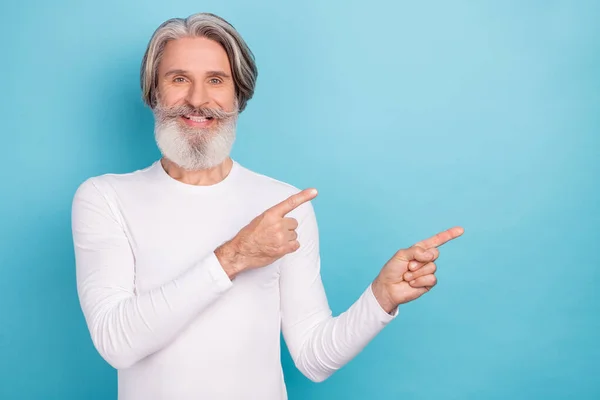 Retrato do homem cinza-haired alegre atrativo que demonstra a decisão do anúncio do espaço da cópia isolada sobre o fundo azul brilhante da cor — Fotografia de Stock