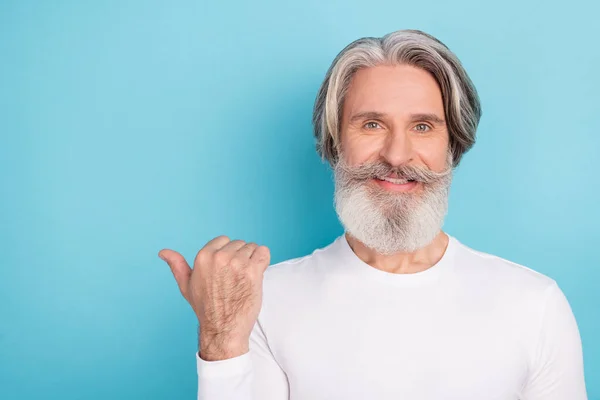 Portrait of attractive cheerful grey-haired man demonstrating copy space ad look idea isolated over bright blue color background — Stock Photo, Image