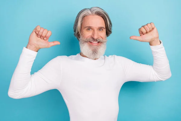 Ritratto di attraente allegro orgoglioso contenuto uomo dai capelli grigi dimostrando se stesso isolato su sfondo di colore blu brillante — Foto Stock