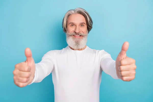 Retrato de atractivo hombre de pelo gris alegre dando dos confianza doble pulgar anuncio aislado sobre fondo de color azul brillante — Foto de Stock
