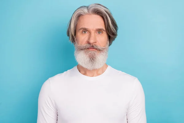Portré vonzó tartalom szürke hajú középkorú férfi visel pulóver elszigetelt élénk kék háttér — Stock Fotó