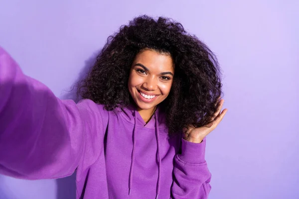 Fotografie okouzlující pozitivní dívka vzít selfie ruční dotek vlasy zubatý úsměv izolované na fialové barvy pozadí — Stock fotografie
