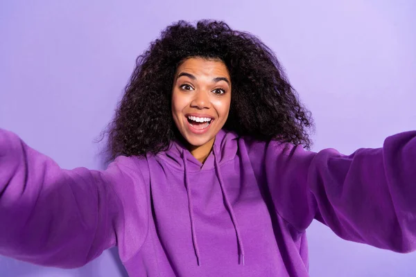 Portrét docela veselá dívka vzít selfie zubaté zářící úsměv dobrá nálada izolované na fialové barvy pozadí — Stock fotografie