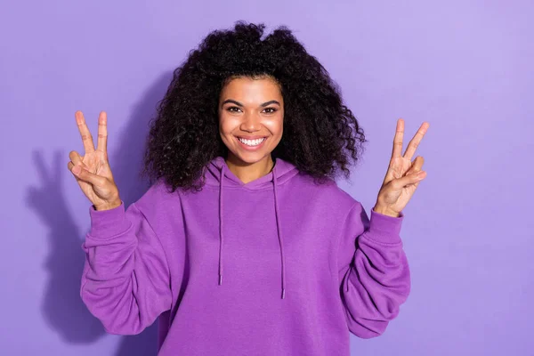 Portrét půvabné veselá dívka dvě paže, aby V-znamení ahoj symbol izolované na fialové barvy pozadí — Stock fotografie
