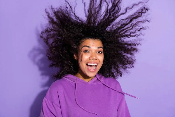 Foto de persona despreocupada asombrada volando peinado ondulado boca abierta mirar cámara aislada sobre fondo de color púrpura — Foto de Stock
