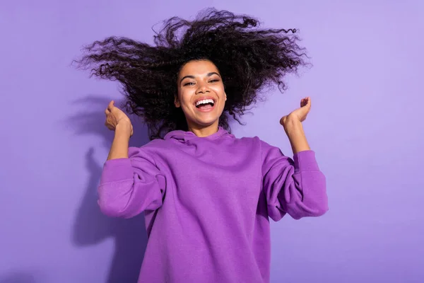 Retrato de alegre bonita persona brazos lanzar pelo tienen buen humor radiante sonrisa aislada sobre fondo de color violeta —  Fotos de Stock
