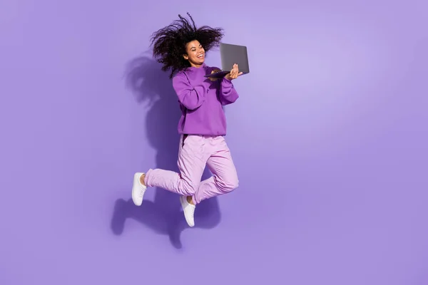 无忧无虑快乐的非洲女发型师的全身像肖像用网簿数字连接隔离在紫色背景下 — 图库照片