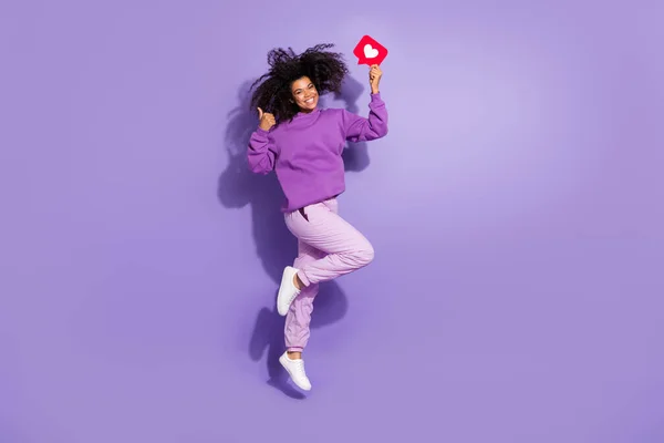 Retrato de longitud completa de emocionado afro cabello dama disparo pulgar hacia arriba mantenga el usuario de papel como tarjeta de clic aislado sobre fondo de color violeta — Foto de Stock