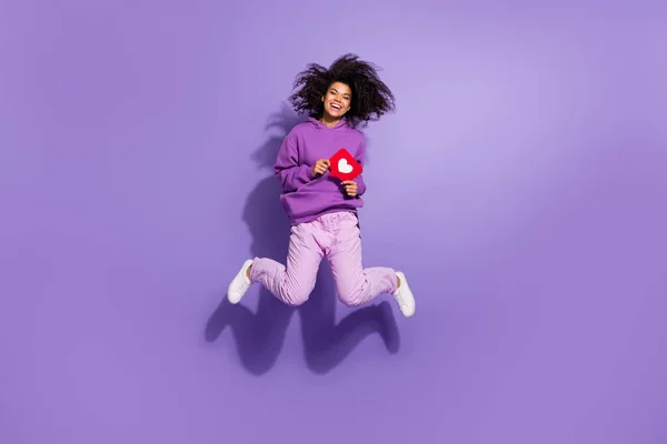 フルボディポートレートのクレイジーアフロ髪型女の子ホールドユーザークリックコメントカード持っています楽しいです分離上の紫色の背景 — ストック写真