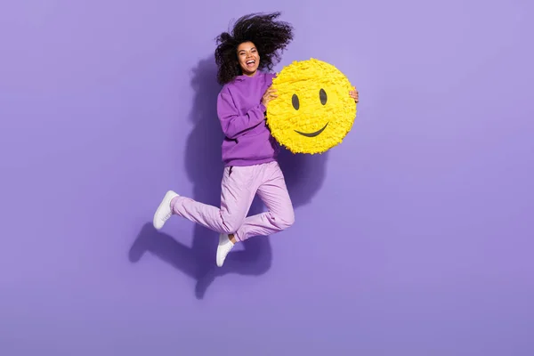 Retrato de tamaño completo de emocionado alegre afro peinado persona mantenga grande como cartel fresco aislado sobre fondo de color violeta —  Fotos de Stock