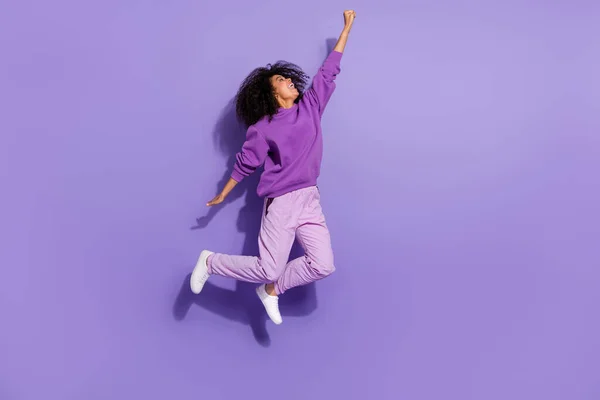 Full size foto di energica signora attraente sollevare braccio spazio vuoto fantasie isolato su sfondo di colore viola — Foto Stock