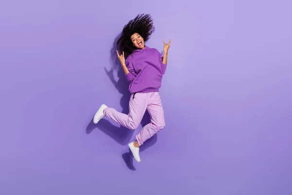 Teljes hosszúságú portré gondatlan afro frizura lány izgatott ujjak, hogy nehéz fém szimbólum elszigetelt lila színű háttér — Stock Fotó