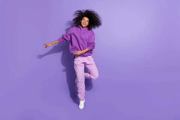 Retrato de tamaño completo de persona adorable satisfecha disfrutar de tiempo libre sonrisa radiante dentadura aislada sobre fondo de color violeta —  Fotos de Stock
