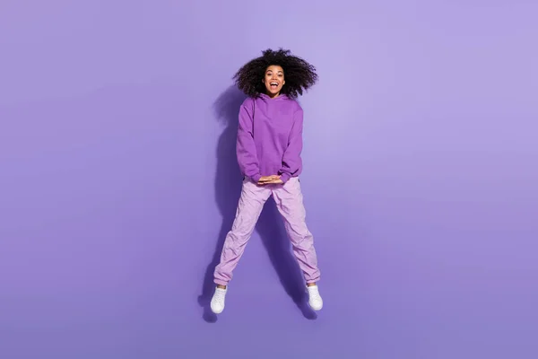 興奮クレイジー魅力的な巻き毛のフルボディ写真人は紫の色の背景に孤立ジャンプフリー時間をお楽しみください — ストック写真