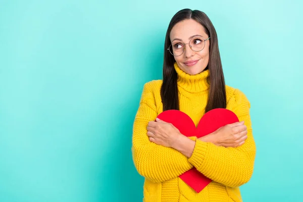 Photo of thoughtful sweet woman wear sweater spectacles hugging heart empty space isolated turquoise color background — Foto Stock