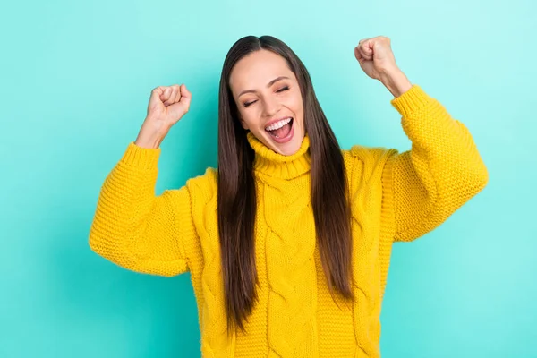 Foto von glänzenden glücklichen Dame gekleidet gelben Pullover steigende Fäuste schreien isoliert Krickente Farbe Hintergrund — Stockfoto